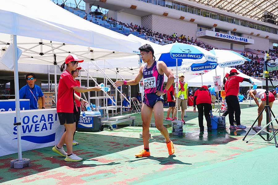 レース後は全員にスポーツドリンクが配られ、熱中症対策も施された【写真：荒川祐史】