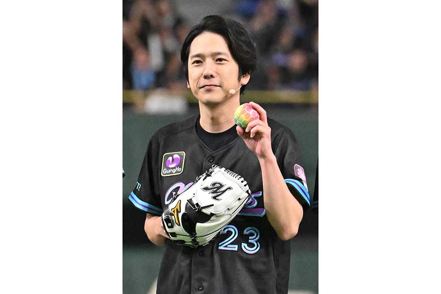 ロッテ-楽天戦の始球式に登場した二宮和也【写真：産経新聞社】
