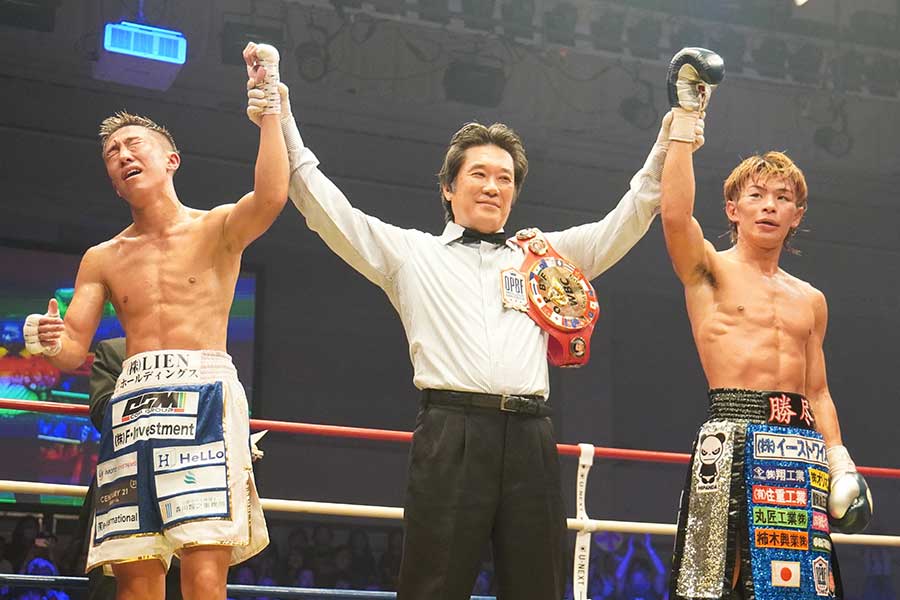 ドロー判定で悔しさを浮かべる神足茂利（左）と2度目の防衛に成功した波田大和（右）【写真：澤田直人】