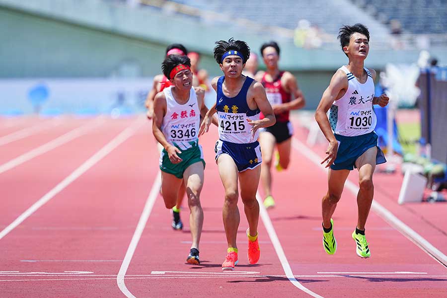決勝ラスト100メートル、死ぬ気で腕を振って組1着でゴールを駆け抜けた【写真：荒川祐史】