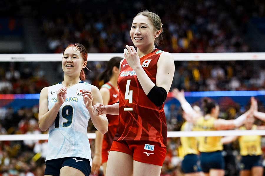バレーボール女子日本代表の石川真佑(右)【写真:中戸川知世】