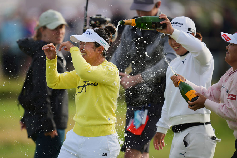 AIG全英女子オープンで優勝し、シャンパンで祝福される山下美夢有【写真：AP/アフロ】