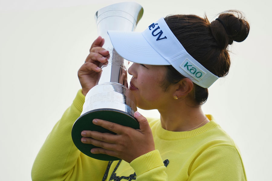 AIG全英女子オープンで優勝し、トロフィーに口づけする山下美夢有【写真：AP/アフロ】