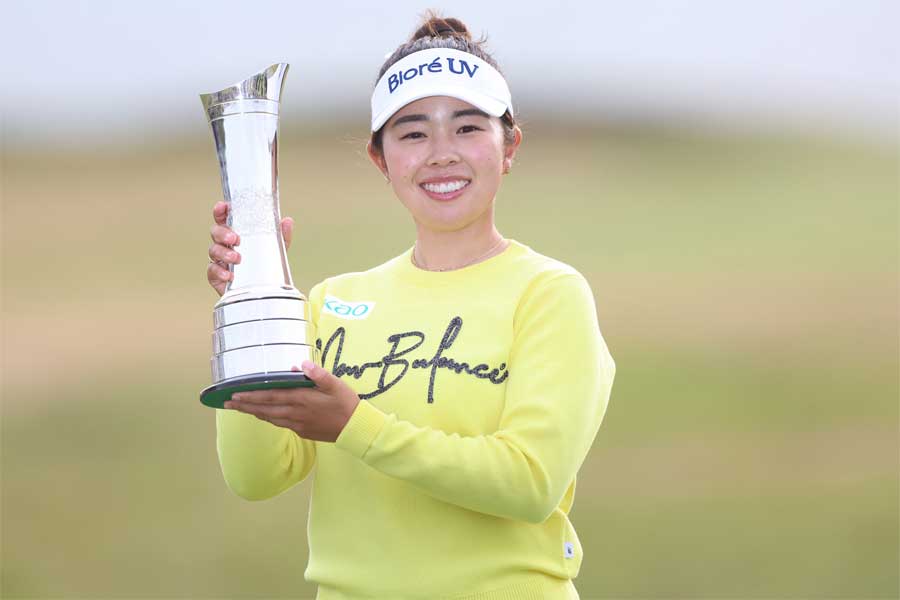 AIG全英女子オープンで優勝し笑顔を見せる山下美夢有【写真：PA Images/アフロ】