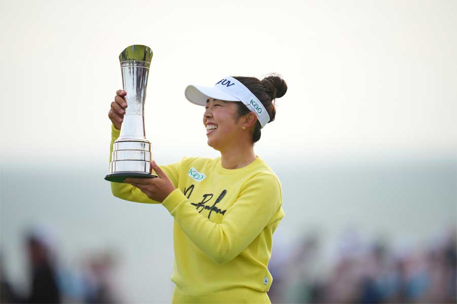 AIG全英女子オープンで優勝しトロフィーを見つめる山下美夢有【写真：PA Images/アフロ】