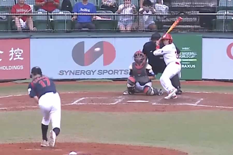 アレラーノ・ティラードは死球を受けるも友好的な姿を見せた（画像はWBSCの公式YouTubeのスクリーンショット）