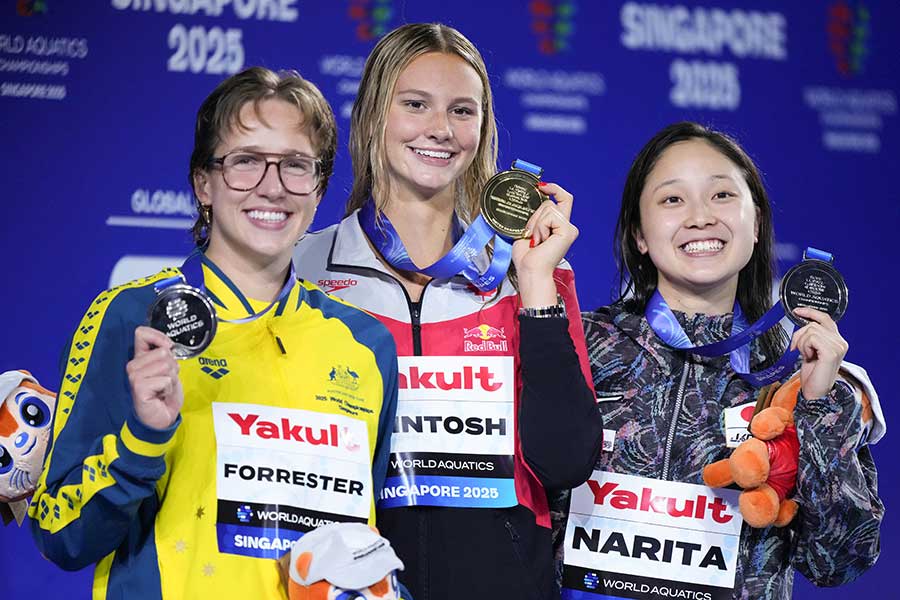 女子400メートル個人メドレー決勝で銀メダルを獲得した成田実生（右）【写真：新華社/アフロ】