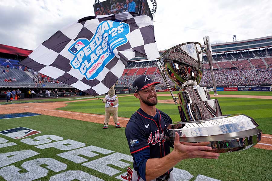 逆転3ランを放ちトロフィーを手にしたブレーブスのエリ・ホワイト【写真:AP/アフロ】