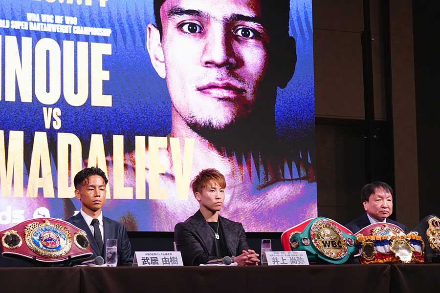 アフマダリエフと対戦する井上尚弥（中央）【写真：荒川祐史】