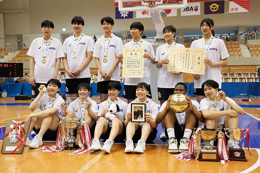 笑顔を見せる桜花学園の選手たち【写真：山田智子】