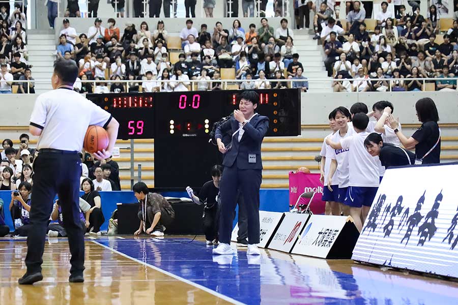 優勝を決めて感極まる桜花学園・白慶花コーチ【写真:山田智子】