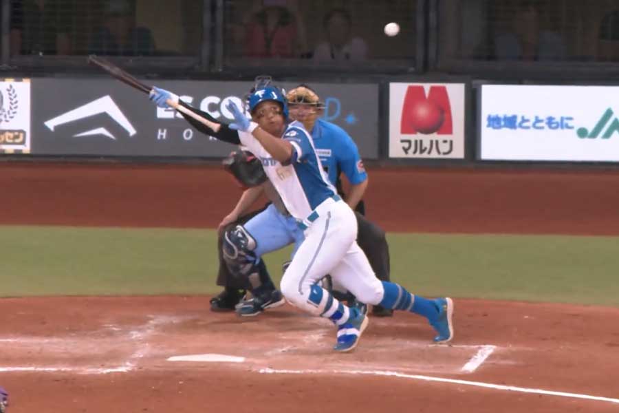 3回、バントで三塁線に球を転がした万波中正【画像：パーソル パ・リーグTV】
