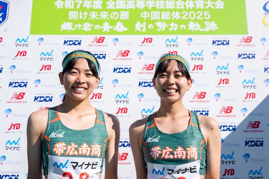 双子で3年連続リレーに出場した槙杏奈（左）と涼奈【写真：奥井隆史】