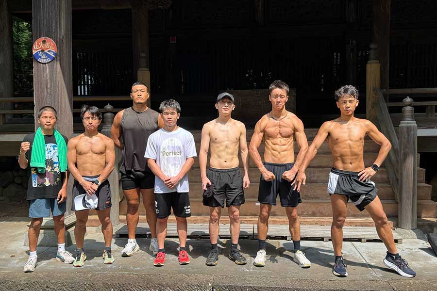 富士合宿で鍛え上がった肉体を披露した武居由樹（右）ら大橋ジムの選手たち【写真：大橋ジム提供】
