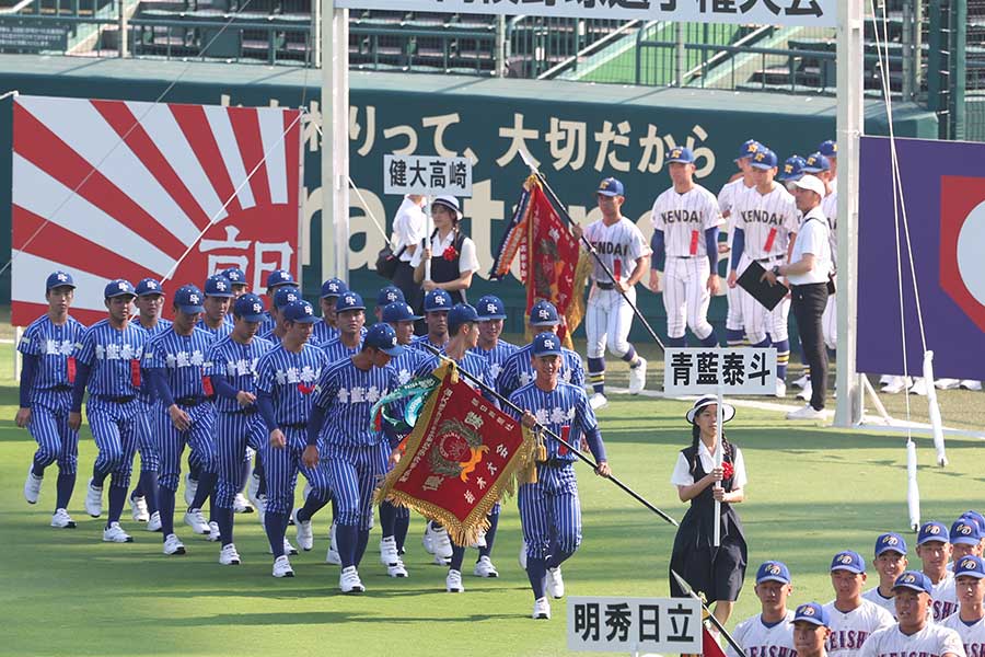 第107回全国選手権でユニホームのデザインも話題に【写真：産経新聞社】