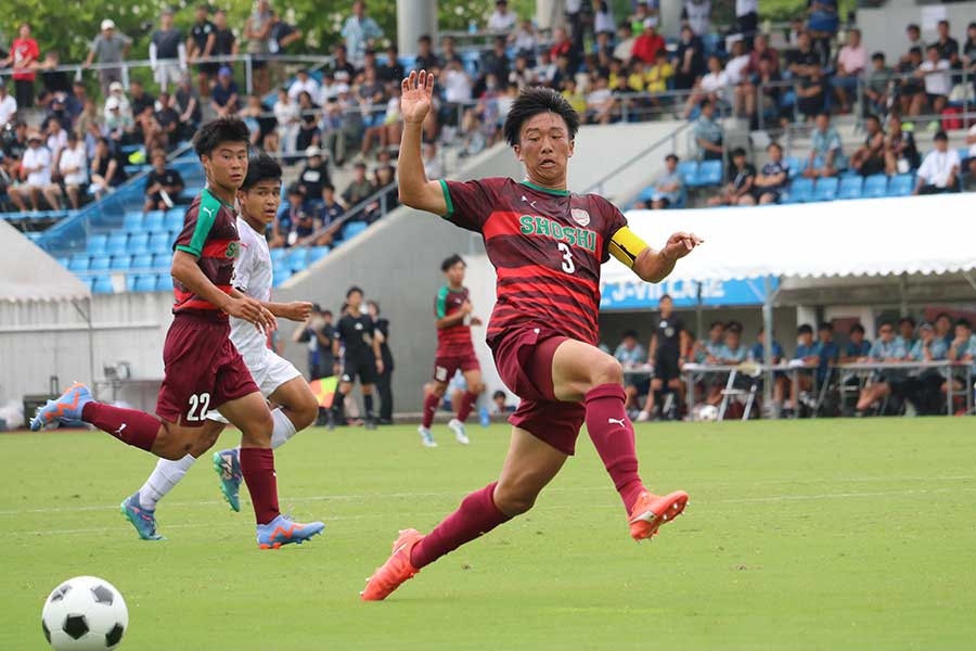 尚志のキャプテン西村は足首に負傷を抱えながらも最終ラインを牽引【写真：橋本啓】