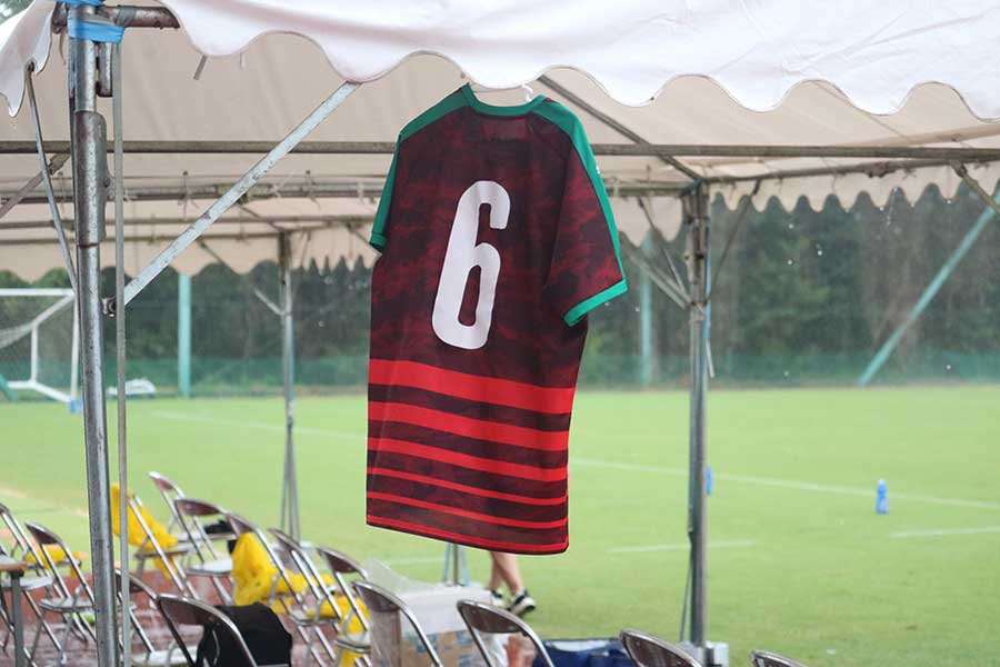 尚志ベンチに掲げられた6番のユニホーム。チーム一体となって戦った【写真：橋本啓】