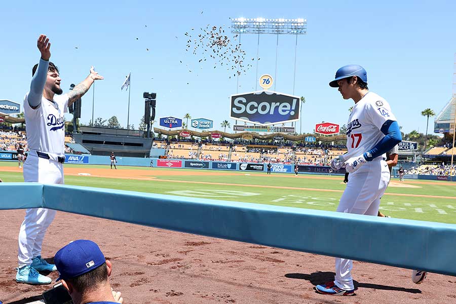 ドジャースタジアムでパヘスから祝福される大谷【写真：ロイター】