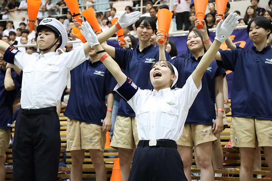 声を張り上げて声援を送る日本航空北海道の応援団長・阿部若菜さん【写真:山田智子】