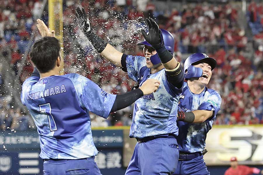 5日、蝦名の左犠飛でサヨナラ勝ちしたDeNA【写真：産経新聞社】