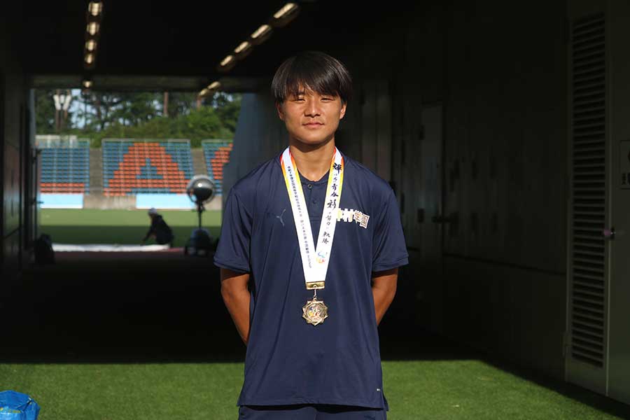 神村学園サッカー部の「広報部」としても活動する由利【写真：橋本啓】