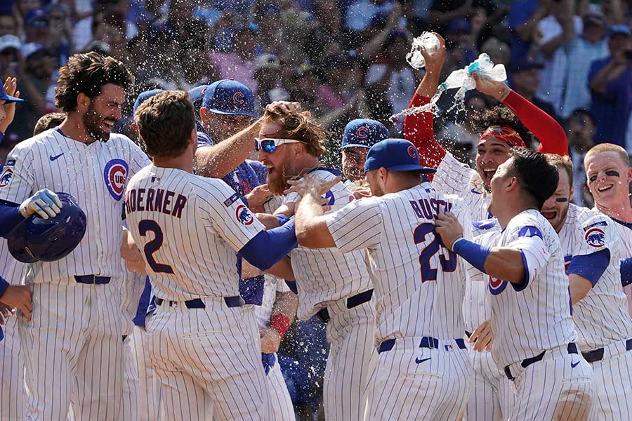 日本人カップルをホームゲームで迎えたジャスティン・ターナー（中央）【写真：Imagn/ロイター/アフロ】