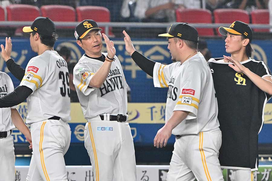 ロッテと対戦して勝利したソフトバンク【写真：産経新聞社】