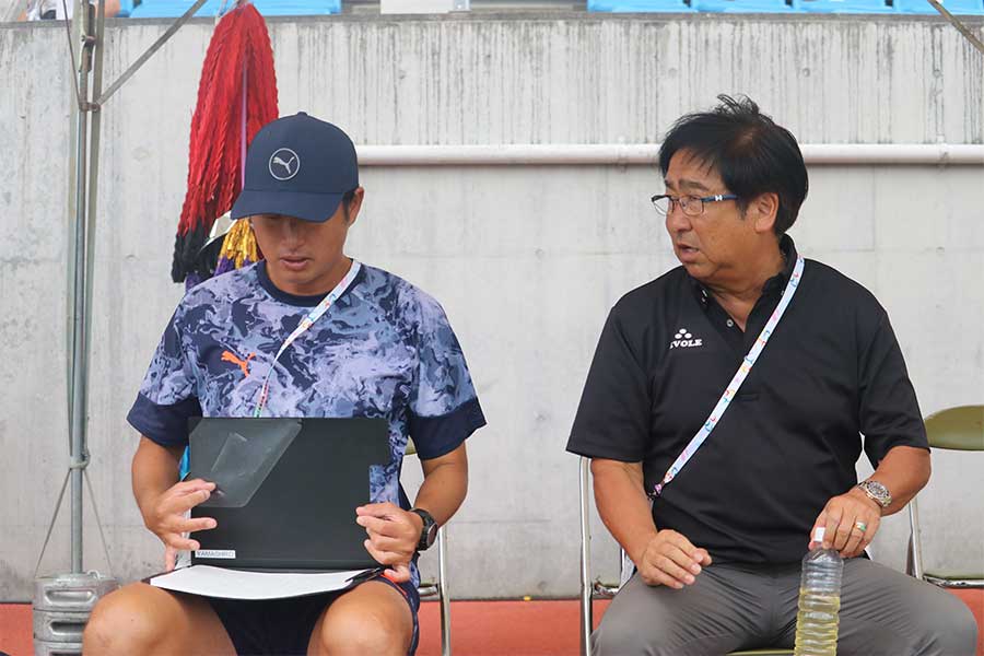 大津高校を指揮する山城朋大監督（左）と平岡和徳テクニカルアドバイザー【写真：橋本 啓】