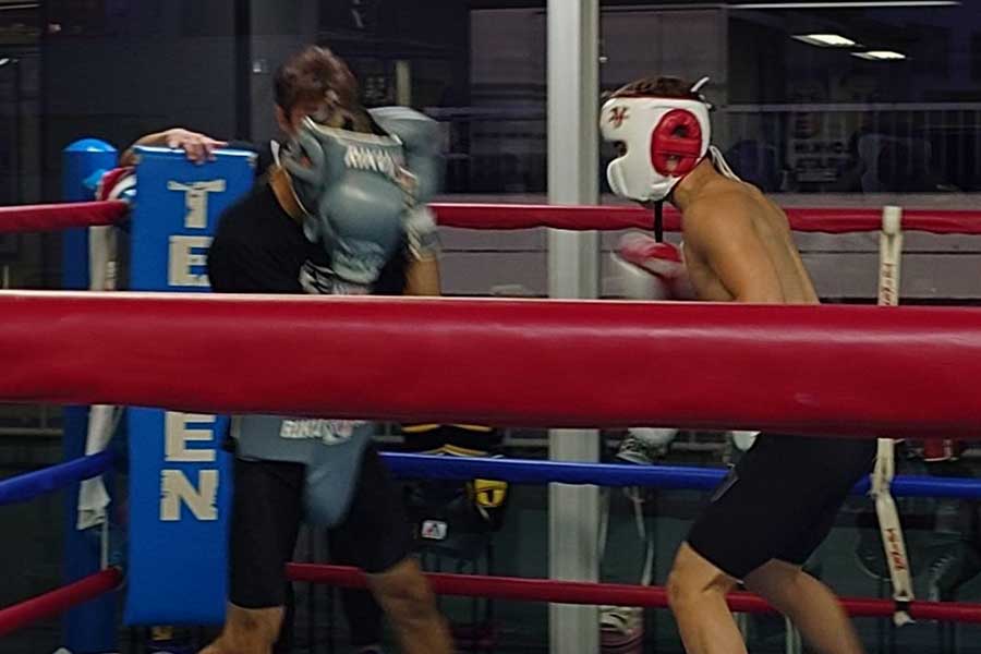 スパーリングを行った増田陸（左）と井上尚弥【写真：大橋ジム提供】