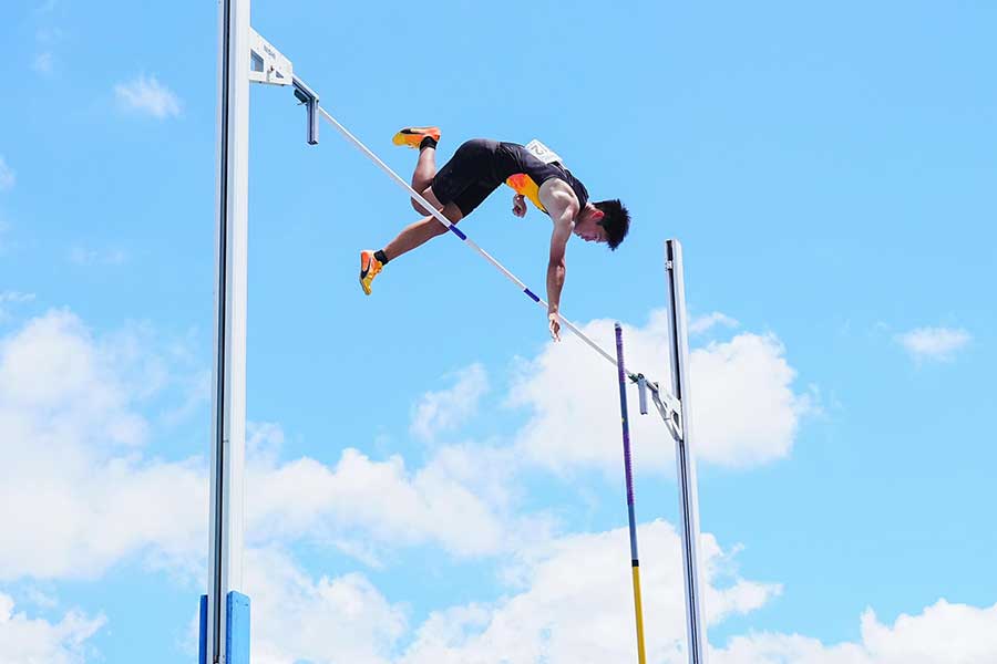 夏の高い空にまで届きそうな跳躍で井上は優勝を飾った【写真：荒川祐史】