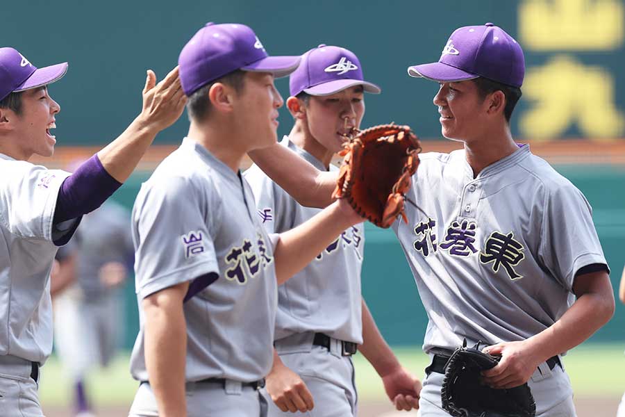 試合終了後にナインとハイタッチを交わす花巻東の萬谷堅心（右）【写真：産経新聞社】