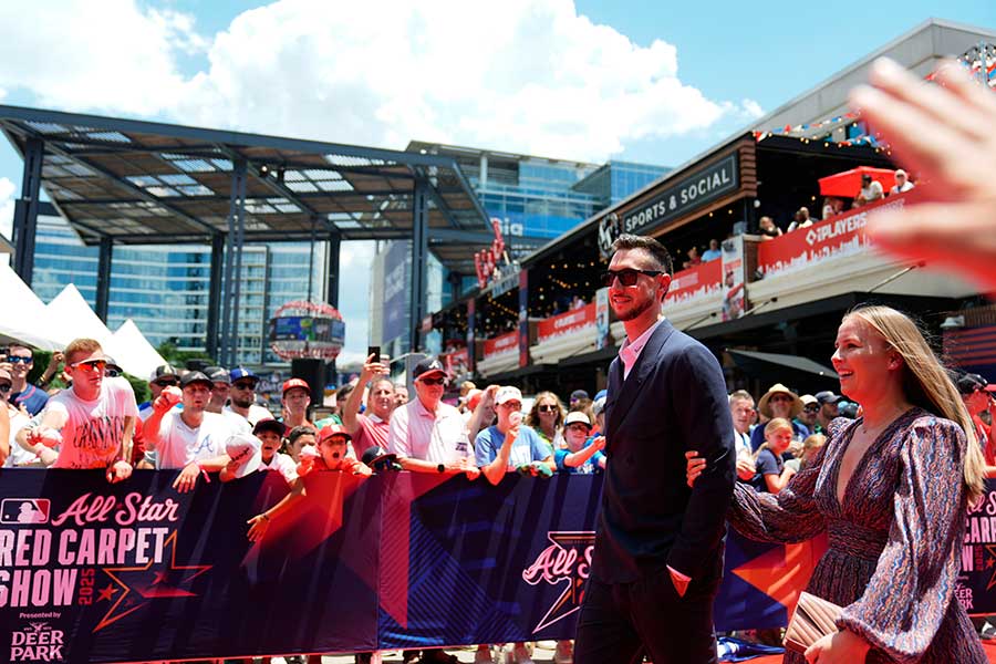 球宴でレッドカーペットを歩いたカイル・タッカー(手前右から2人目)【写真:AP/アフロ】