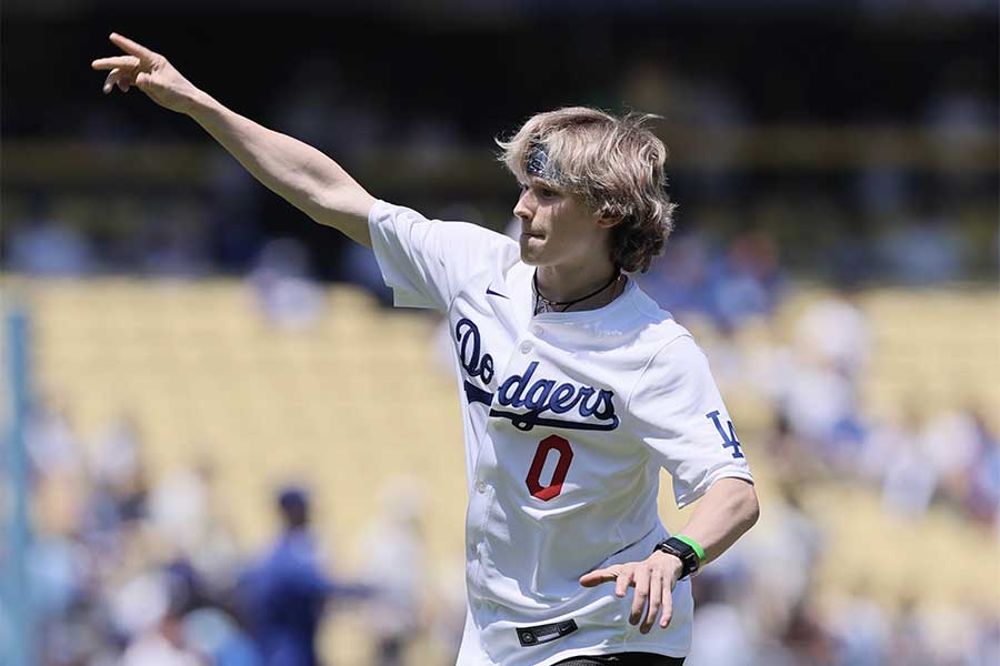 ドジャース戦、始球式に登場したイリア・マリニン【写真：産経新聞社】