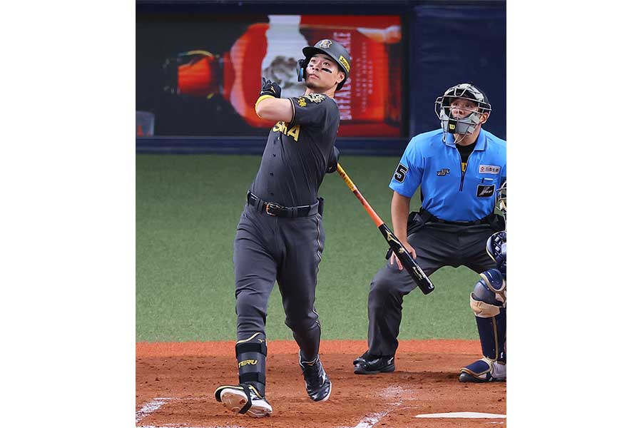 ヤクルト戦、4回に今季30号を放った阪神の佐藤輝明【写真：産経新聞社】