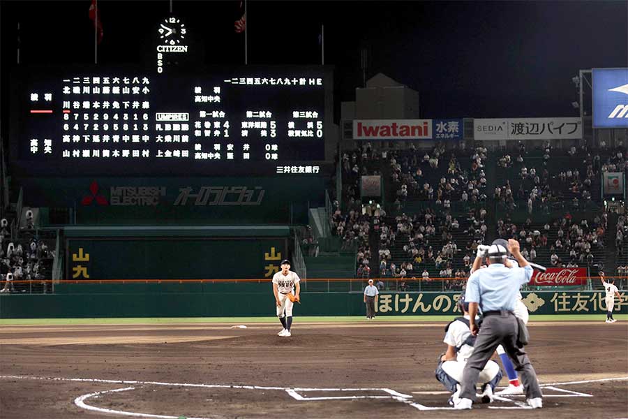 午後7時49分に試合開始した高知中央―綾羽戦【写真：スポーツ報知//アフロ】