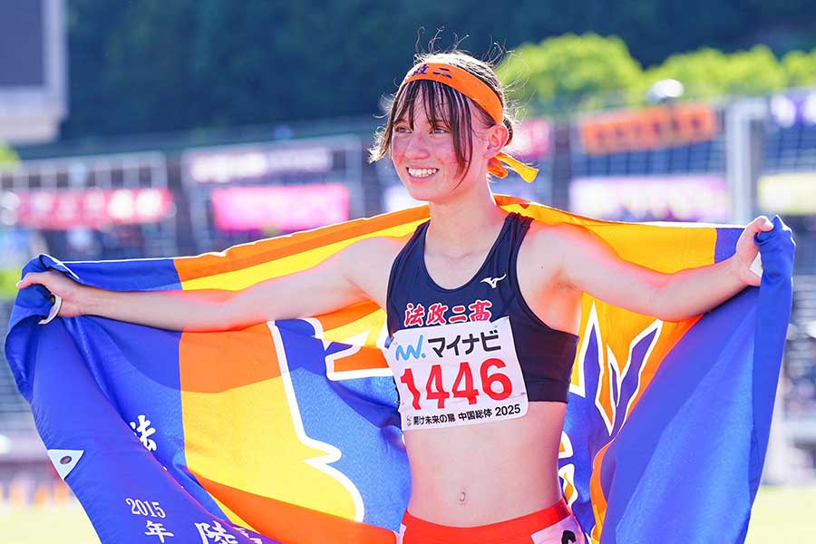 女子400メートル障害で優勝し、笑顔を見せたガードナ・レイチェル麻由【写真：荒川祐史】