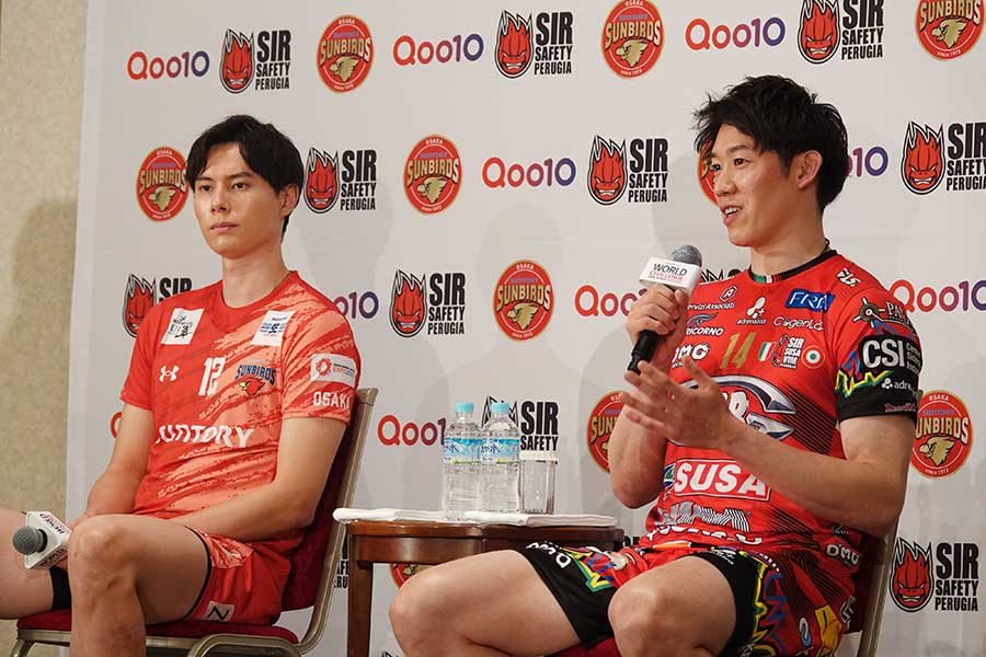 記者会見ではお互いの印象や今回の一戦への想いを明かした【写真：編集部】