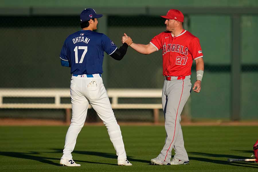 大谷翔平とマイク・トラウト（右）【写真：AP/アフロ】
