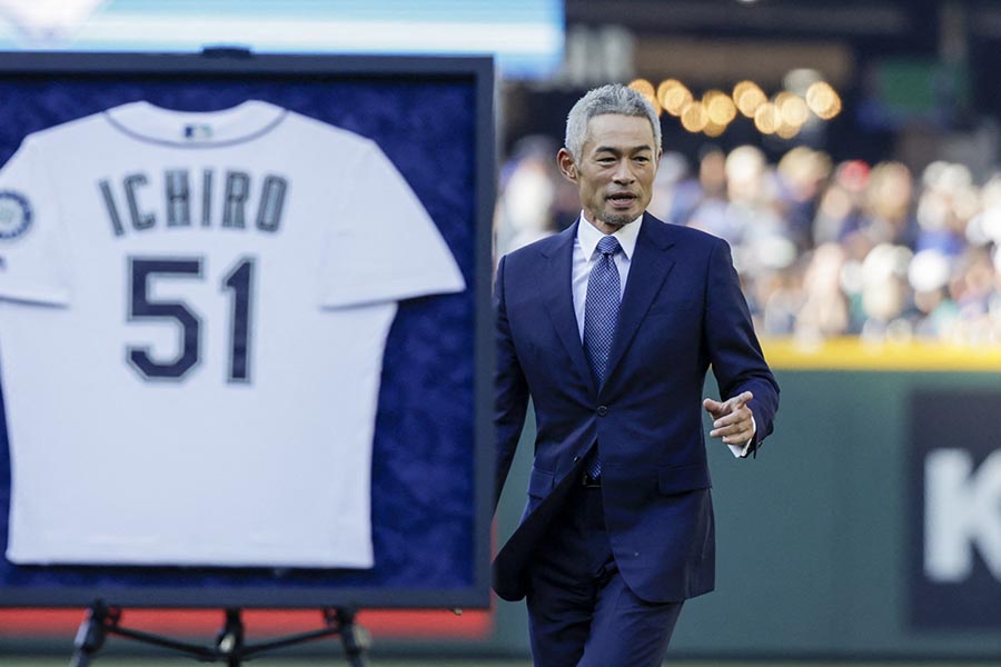 永久欠番セレモニーに登場したイチロー氏【写真:ロイター】
