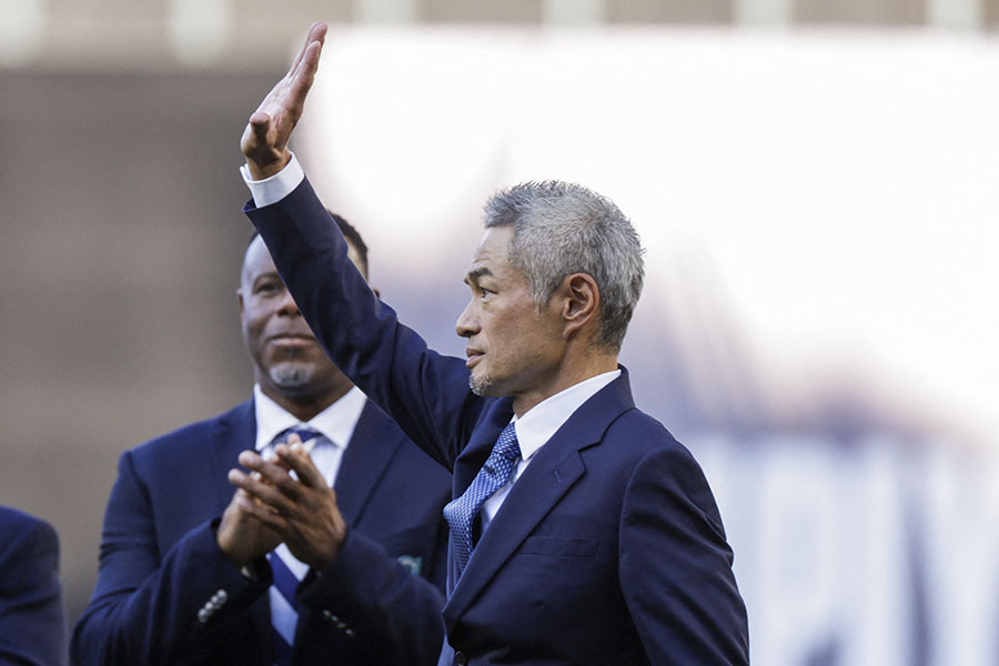 マリナーズの永久欠番セレモニーに臨むイチロー氏【写真:ロイター】