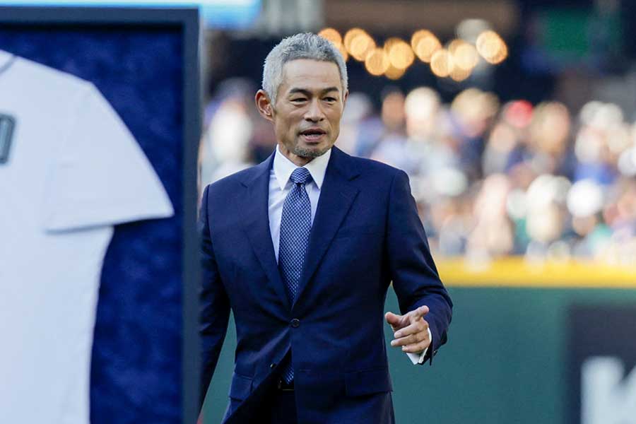 永久欠番セレモニーに登場したイチロー氏【写真:ロイター】
