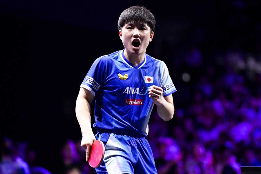 WTTチャンピオンズ横浜、4強入りを決めガッツポーズする張本智和【写真：中戸川知世】