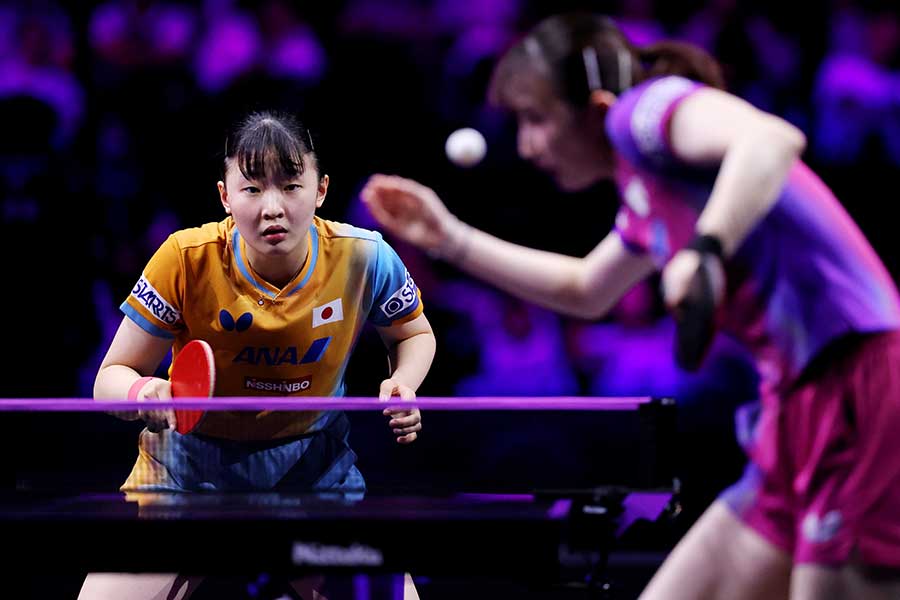 2回戦で早田ひな（手前）に敗れた張本美和【写真：西村尚己/アフロスポーツ】