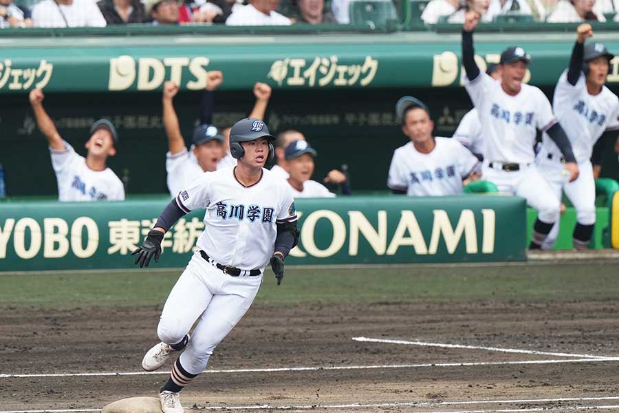 盛り上がる高川学園ベンチ【写真：産経新聞社】