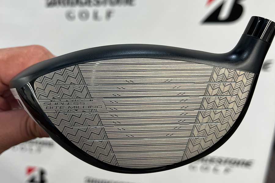 BXシリーズドライバーのヘッド。フェースには、上下左右のスピンを抑制するための加工がされている【写真:柳田通斉】