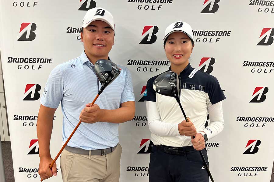 ブリヂストンスポーツのBXシリーズドライバーを手に笑顔の清水大成（左）と福田萌維【写真：柳田通斉】