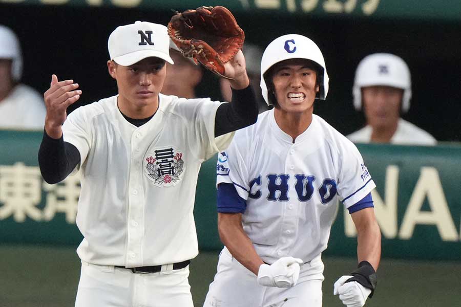 6回、同点に追いつきガッツポーズする豊橋中央の小原圭大郎【写真:産経新聞社】