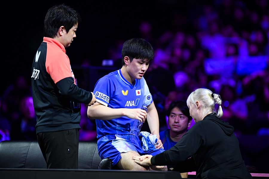 決勝戦、メディカルタイムアウトを使う張本智和【写真：中戸川知世】