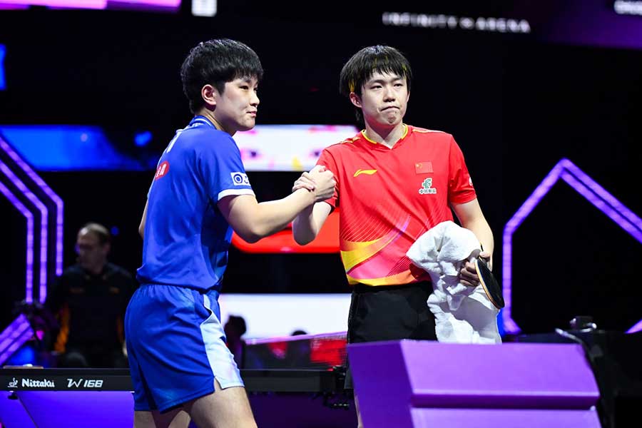 WTTチャンピオンズ横浜、王楚欽(右)を破った張本智和【写真:中戸川知世】