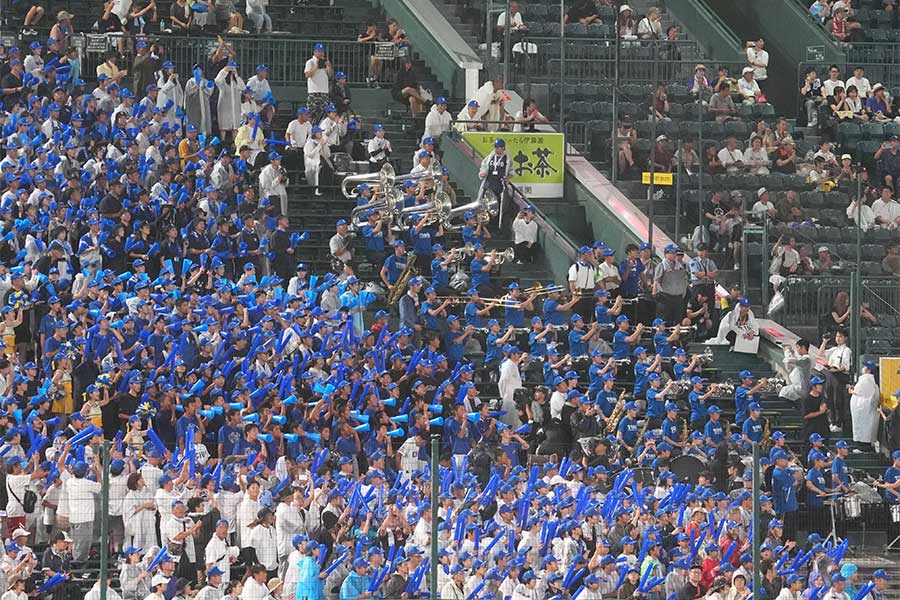 日大三と対戦した豊橋中央の応援席【写真：産経新聞社】